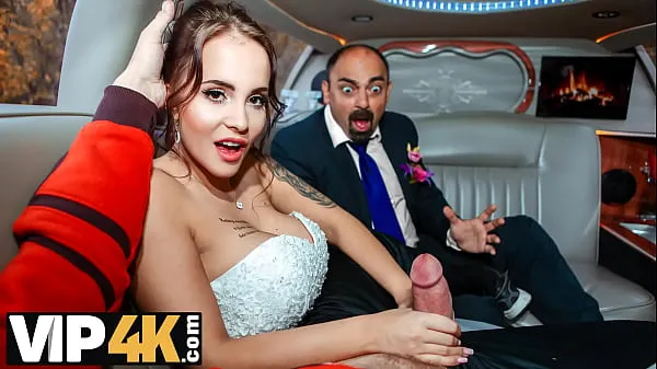 सर्वोत्तम VIP4K. Random passerby scores luxurious bride in the wedding limo क्लिप वीडियो