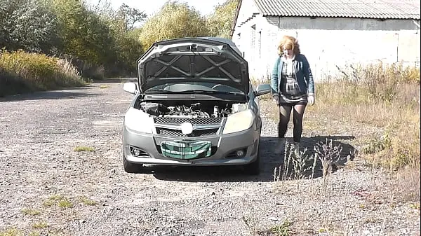 Los mejores Sexo público. El auto de la sexy mamá Milf Frina se descompuso nuevamente. Un transeúnte al azar ayudó a reparar y se folló a Frina al estilo perrito en el capó del auto. al aire libre al aire libre al aire libre vídeos cortos