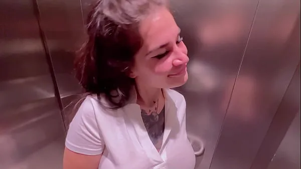 Bedste Beautiful girl Instagram blogger sucks in the elevator of the store and gets a facial klip videoer