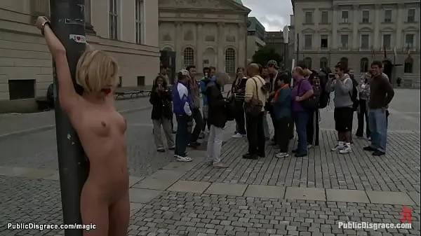 Meilleurs Blonde nue et bâillonnée en public clips vidéos