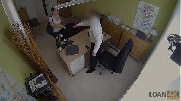 Beste DARLEHEN4K. Lender bereitet sinnlichen Frauen in seinem Büro sinnliche LustClips-Videos