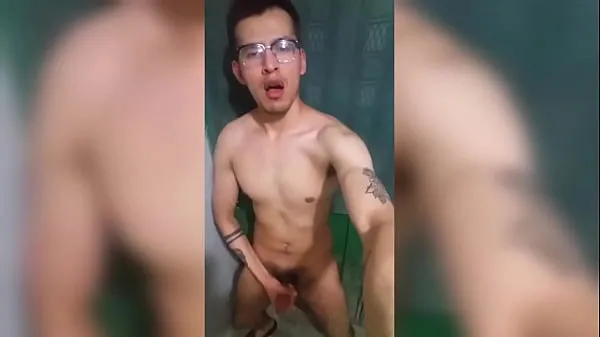 Meilleurs Jeune homme tatoué se branle dans la salle de bain clips vidéos