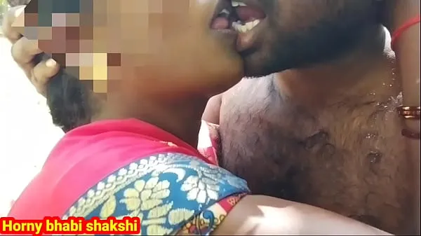 Desi horny girl was going to the forest and then calling her friend kissing and fucking Video klip terbaik
