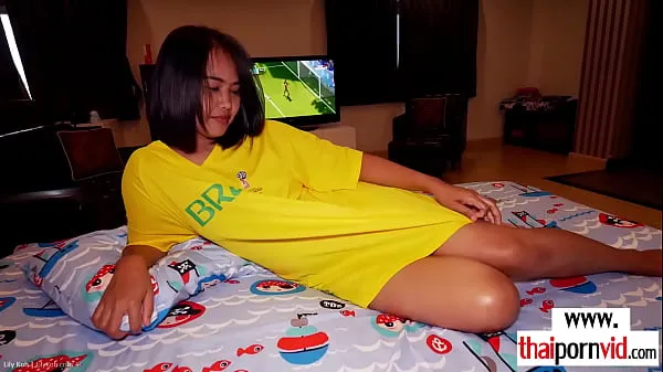 أفضل Petite small titted amateur Thai teen Lily Koh playing with saturated balls مقاطع فيديو