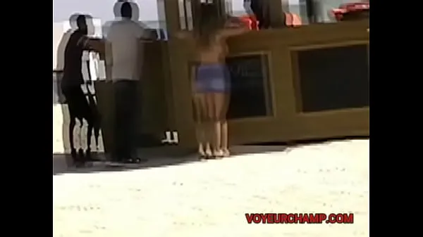 Los mejores EW y Parte 1 - ¡Esposa mostrando su coño suave a hombres al azar en una playa pública vídeos cortos