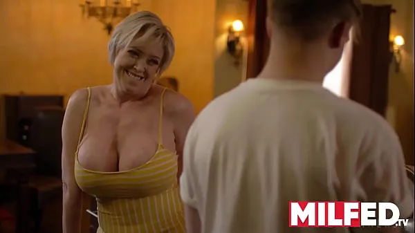 Mother-in-law Seduces him with her HUGE Tits (Dee Williams) — MILFED Klip Video terbaik