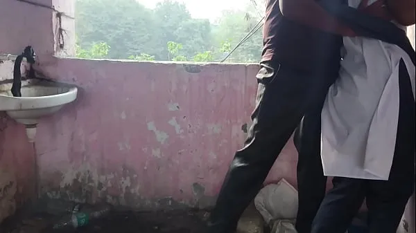 Beste Desi College-Mädchen hat mit ihrem Lehrer Drecksarbeit gemacht, nachdem sie die Schule verlassen hatClips-Videos