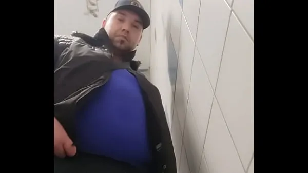 Meilleurs Gros gay amateur dildo dans toilettes ouverte au publique clips vidéos