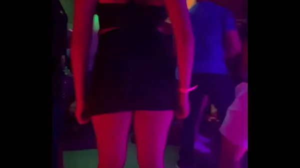 Los mejores Mi esposa, vestida con una minifalda muy corta bailando en un club de Uberlândia y enseñando el culo vídeos cortos