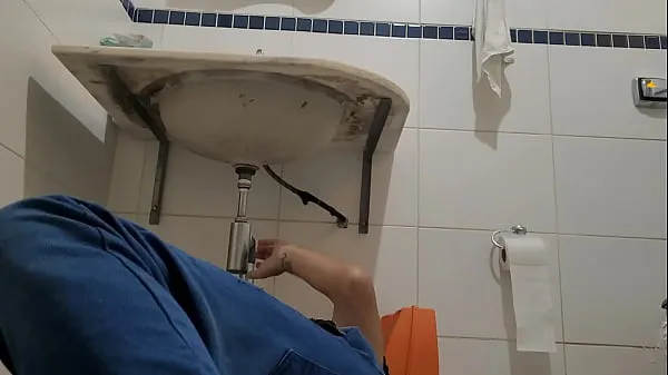 Najboljši I answered the plumber in a dress just to see if I had his dick posnetki Video posnetki