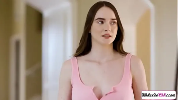 I migliori video di clip Babysitter lesbiche fanno una cosa a quattro con il loro cliente e la sua figliastra. La giovane donna si siede in faccia alla matrigna mentre le lecca la figa pelosa