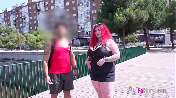 I migliori video di clip La BBW spagnola Leia Saez fa domande a ragazzi a caso per strada: il premio per una buona risposta è scoparsela