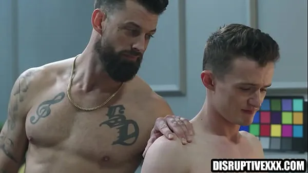 Bedste Newbie gay porn actor gets a rough treatment on movie set klip videoer