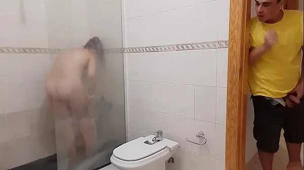 最高のぽっちゃり継母が裸でシャワー中に捕まり、義理の息子のチンポも欲しがるクリップビデオ