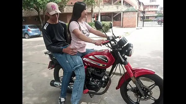 I migliori video di clip STAVO INSEGNANDO AL MIO VICINO DEL QUARTIERE DEK COME GUIDARE UNA MOTO, MA LA RAGAZZA ARRAPATA SI È SEDUTTA SULLE MIE GAMBE E MI HA ECCITATO QUANTO DELIZIOSO