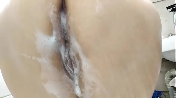Melhores Encantador chupador de pau russo maduro toma banho e o esperma do marido em seus peitos clipes de vídeos