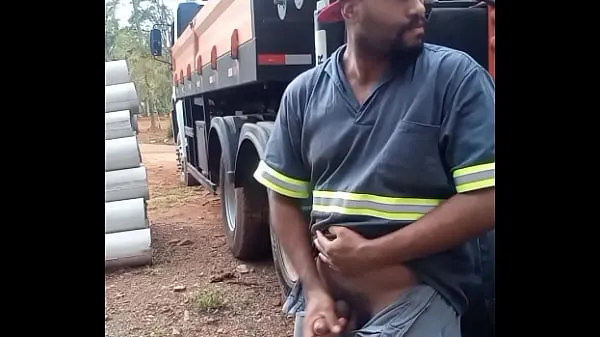 En iyi Worker Masturbating on Construction Site Hidden Behind the Company Truck klip Videosu