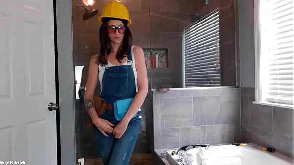 Melhores Construction Worker Pees in Her Jean Overalls clipes de vídeos