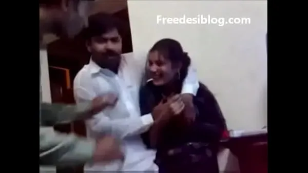 Pakistani Desi girl and boy enjoy in hostel room Video klip terbaik