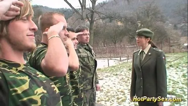 Beste Military Chick bringt Soldaten zum OrgasmusClips-Videos